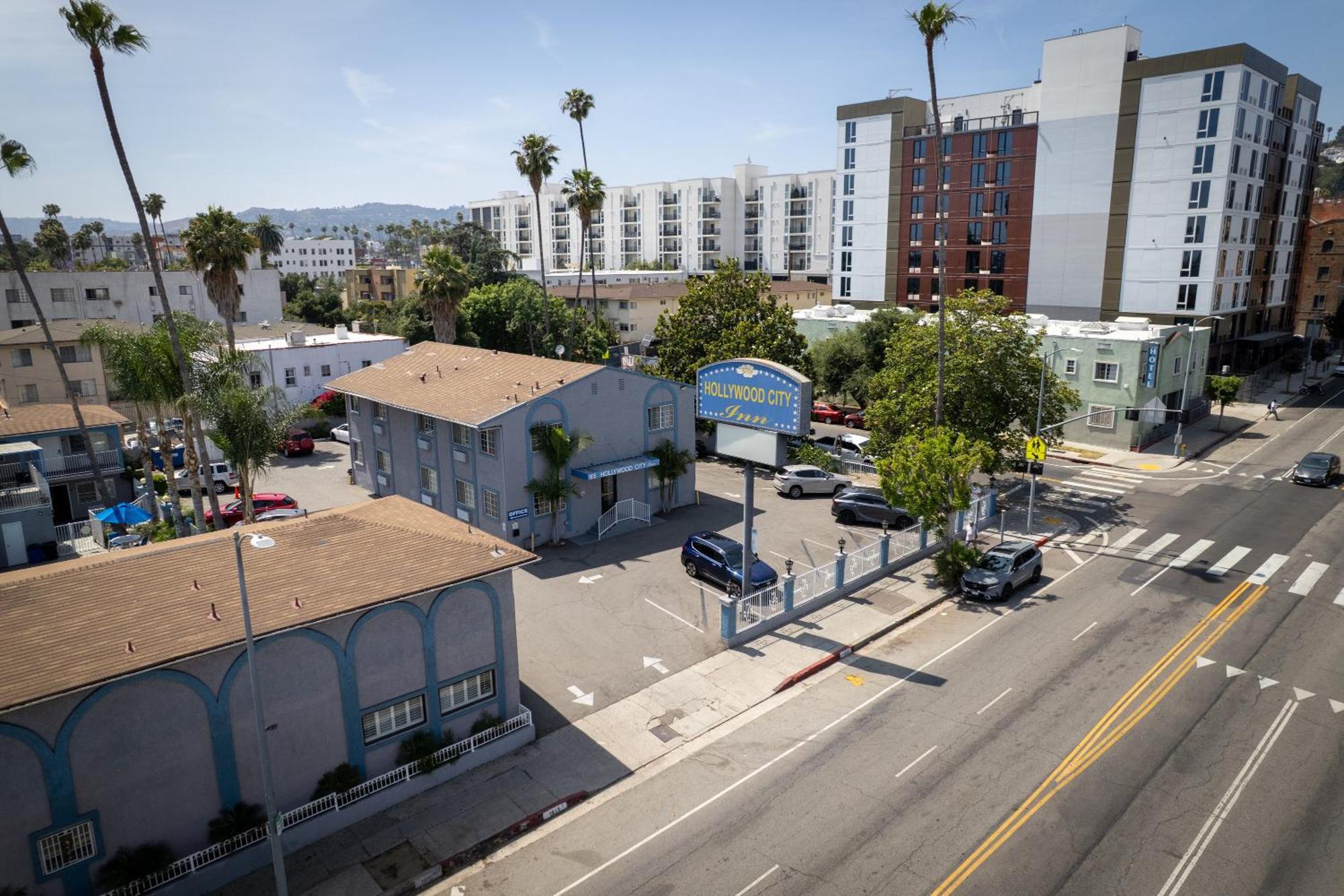 Hollywood 2*