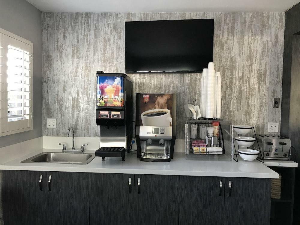 Hollywood Motel 2*