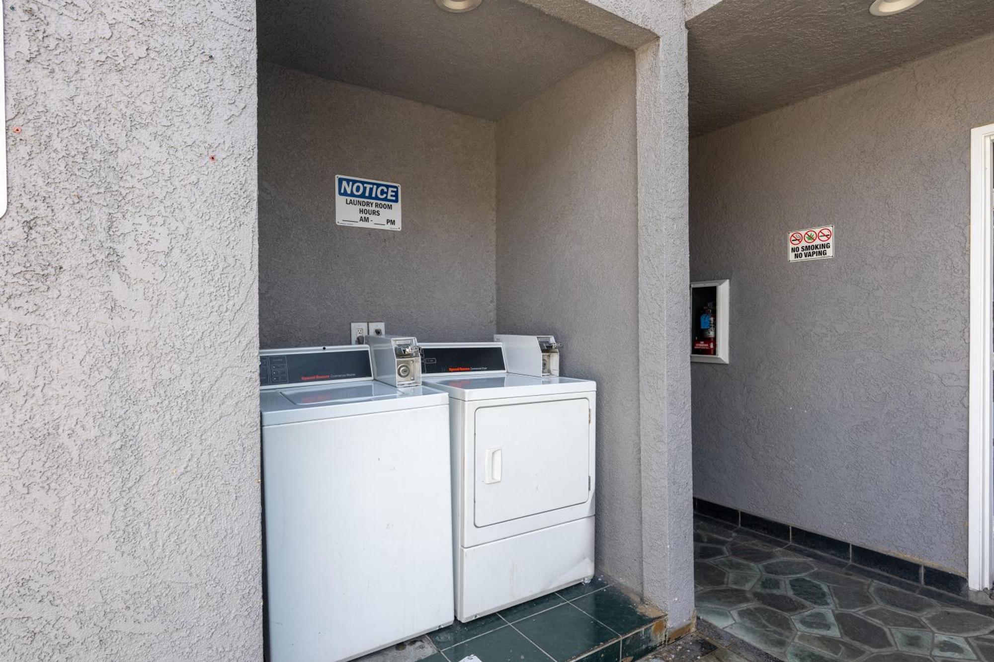 Hollywood Motel